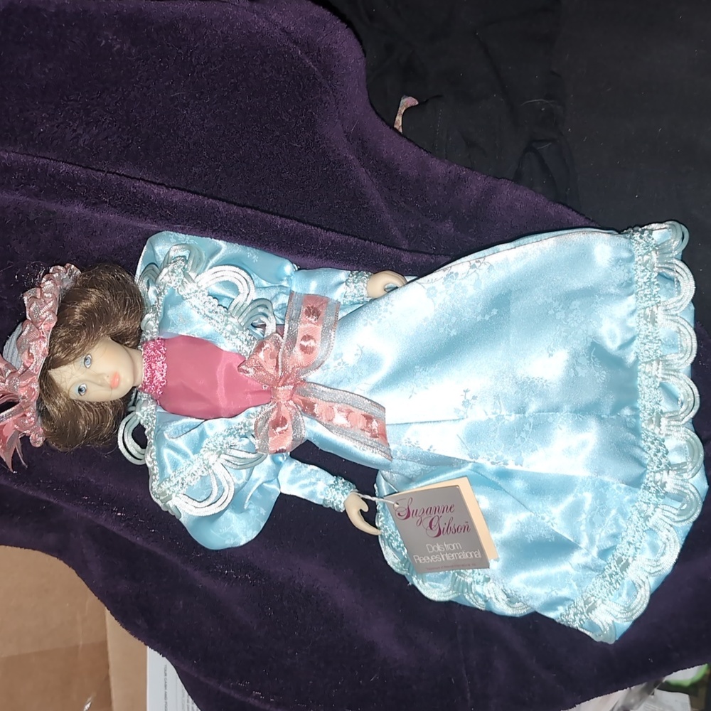 AVAILABLE - Vtg Suzanne Gibson " Gay 90's Mother  Only limited edition doll. 15"
